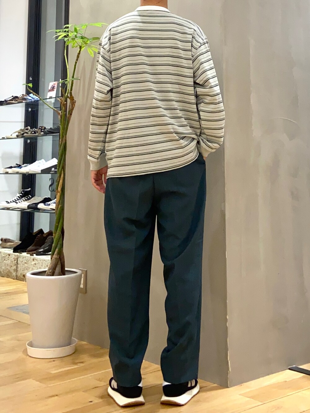 その他のTシャツ/カットソー、グリーン系のその他パンツ、ブラック系のスニーカーを着用したメンズの夏コーディネートの4枚目の写真