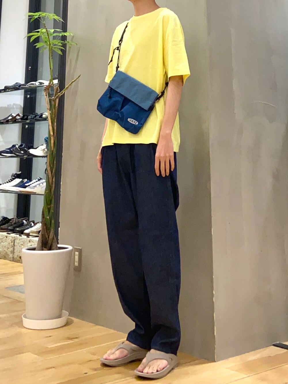 イエロー系のTシャツ/カットソー、ブルー系のデニムパンツを着用したメンズの春コーディネートの2枚目の写真