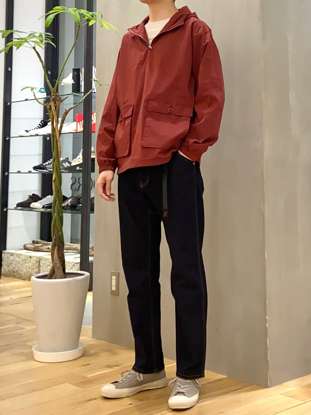 ホワイト系のTシャツ/カットソー、レッド系のマウンテンパーカー、ブルー系のその他パンツを着用したメンズの春コーディネートの4枚目の写真