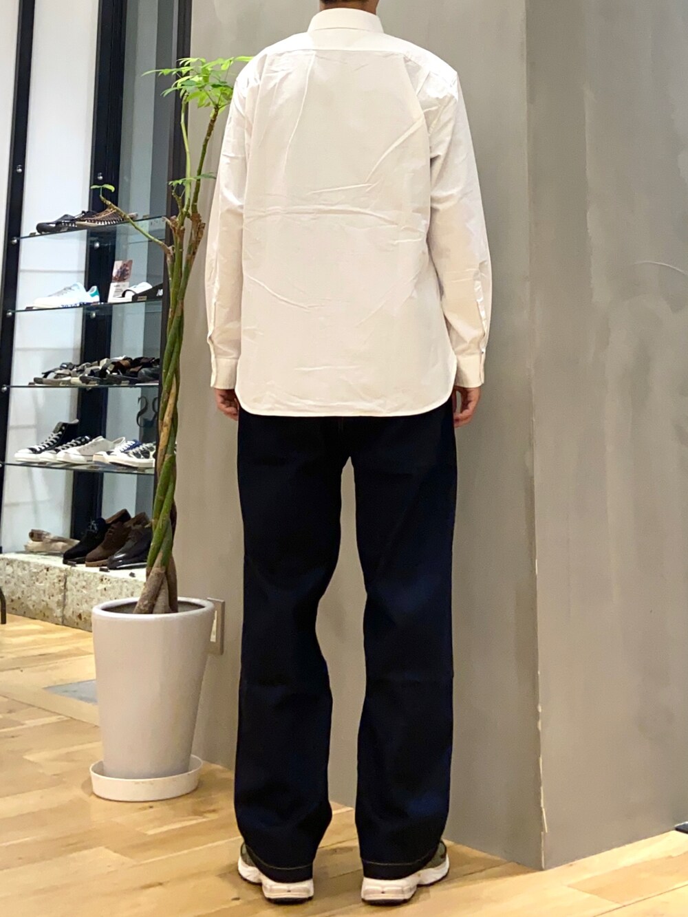 ホワイト系のシャツ/ブラウス、グレー系のTシャツ/カットソー、ブルー系のその他パンツを着用したメンズの夏コーディネートの4枚目の写真