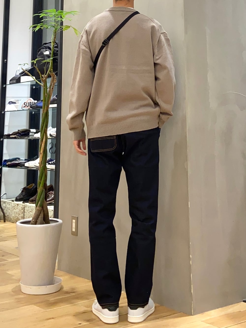 ホワイト系のTシャツ/カットソー、ブラウン系のニット/セーター、ブルー系のその他パンツを着用したメンズの冬コーディネートの3枚目の写真