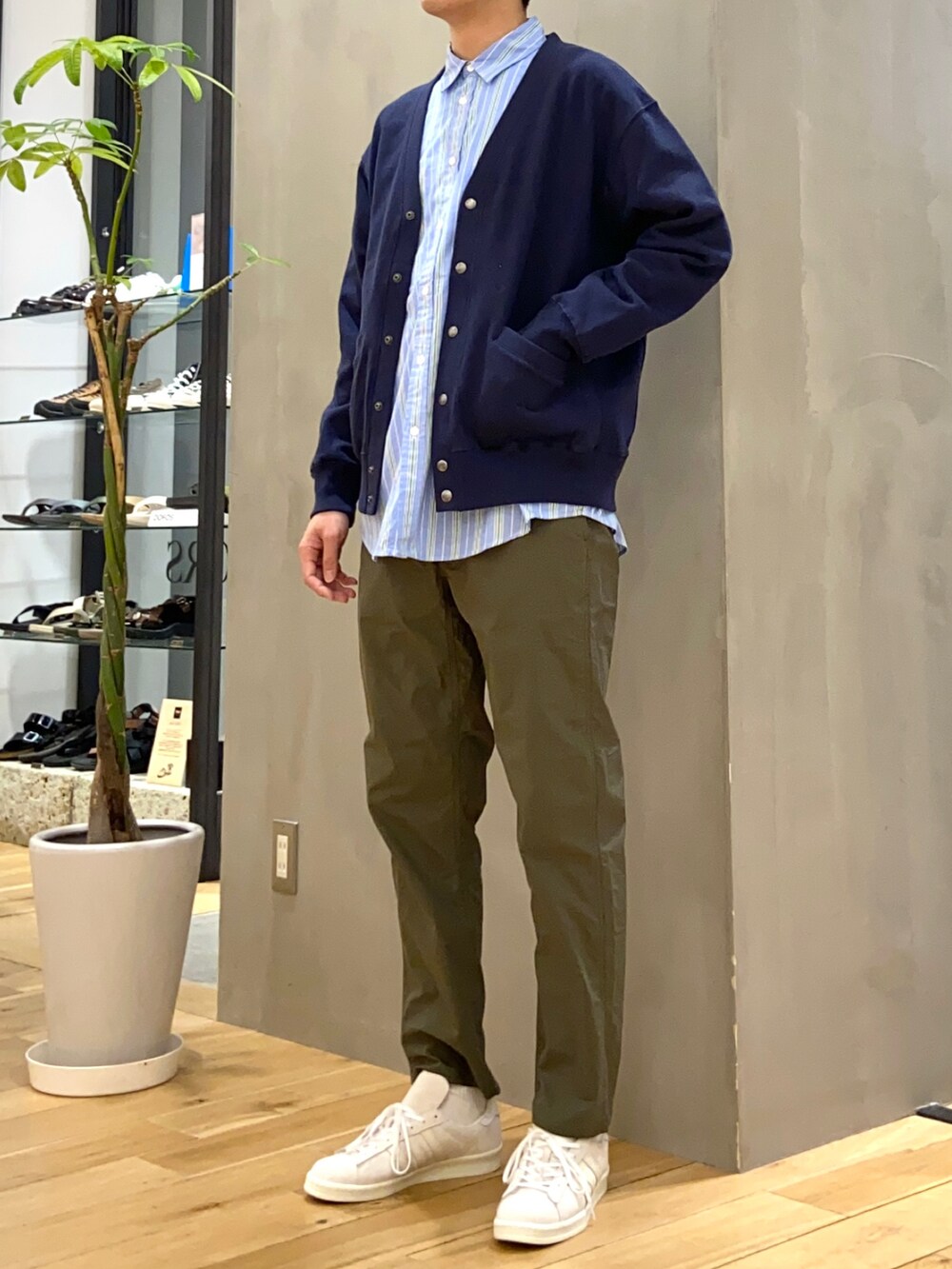 ブルー系のカーディガン/ボレロ、ブルー系のシャツ/ブラウス、ベージュ系のスニーカーを着用したメンズの春コーディネートの2枚目の写真