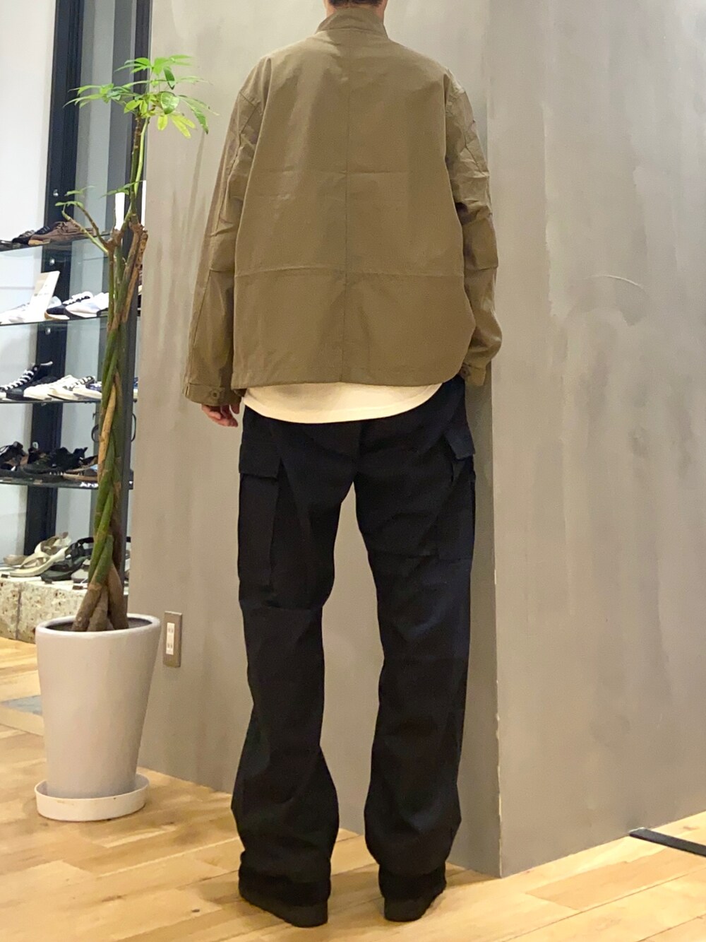 グリーン系のモッズコート、ホワイト系のTシャツ/カットソー、ブラック系のその他パンツを着用したメンズの秋コーディネートの4枚目の写真