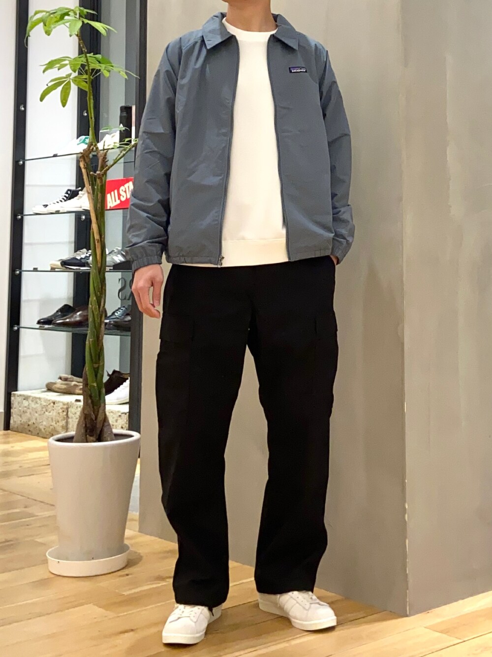 ホワイト系のTシャツ/カットソー、ベージュ系のスニーカー、ブラック系のその他パンツを着用したメンズの春コーディネートの3枚目の写真