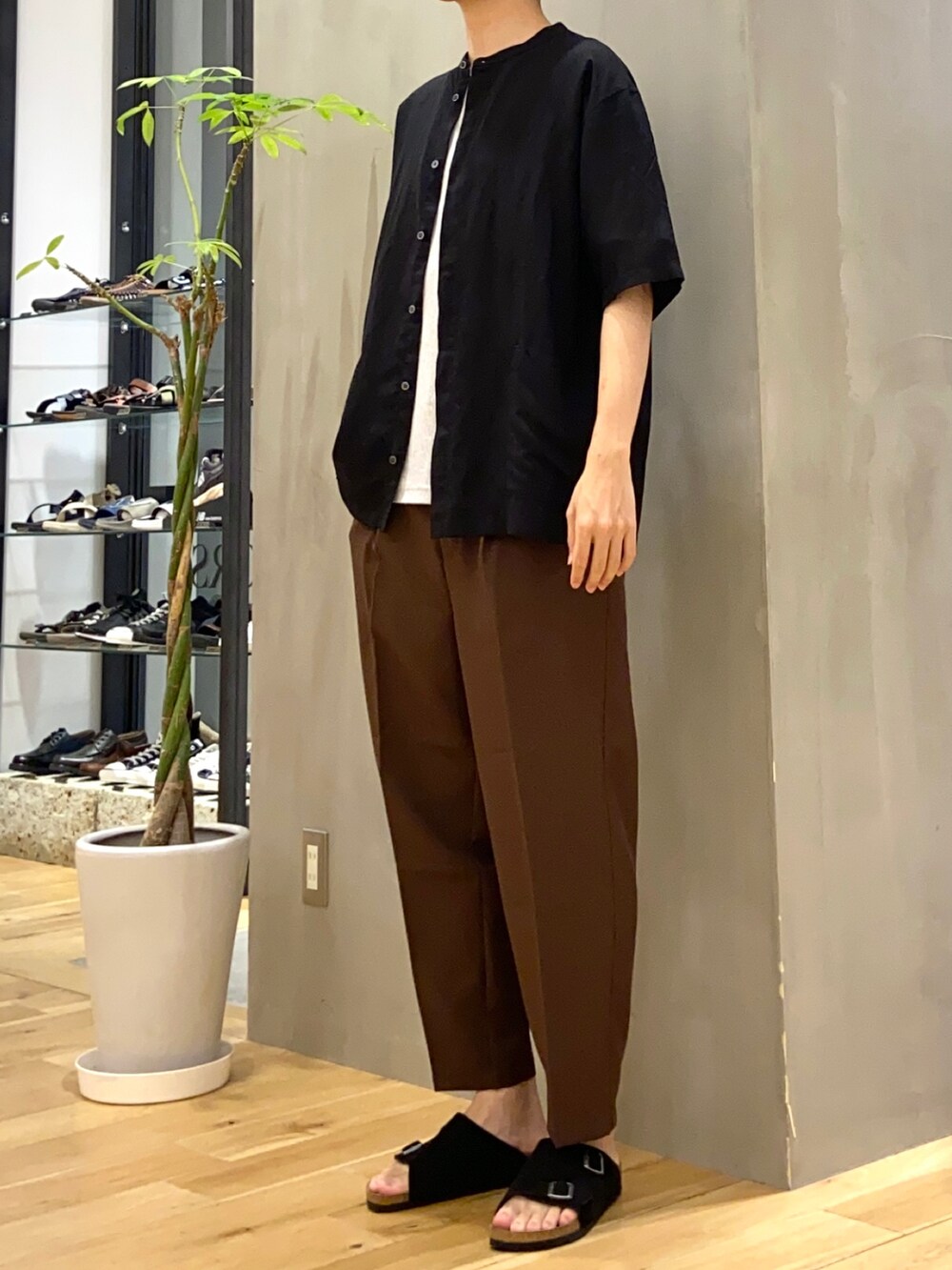 ブラック系のシャツ/ブラウス、グレー系のTシャツ/カットソー、ブラウン系のその他パンツを着用したメンズの夏コーディネートの2枚目の写真