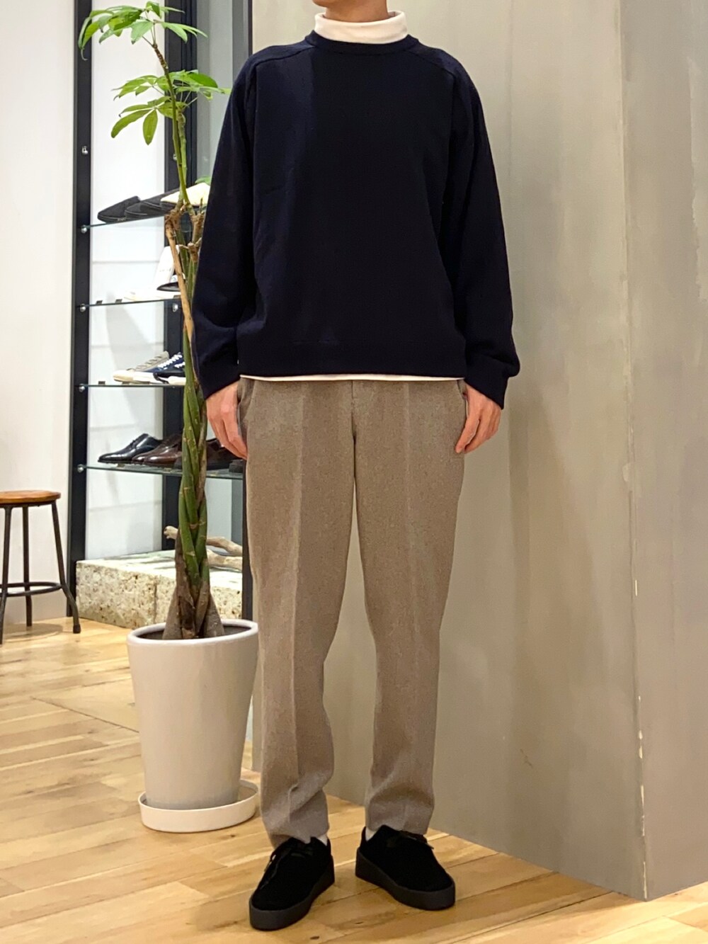 ホワイト系のTシャツ/カットソー、ブルー系のニット/セーター、ブラック系のその他シューズを着用したメンズの冬コーディネートの3枚目の写真