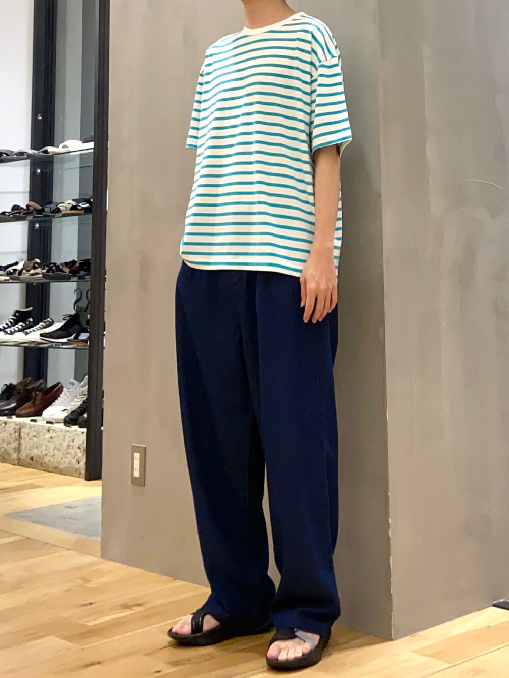 ブルー系のTシャツ/カットソー、ブルー系のデニムパンツを着用したメンズの夏コーディネートの2枚目の写真