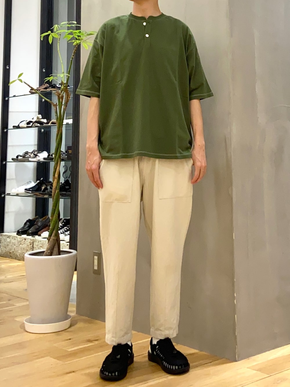 グリーン系のTシャツ/カットソー、ホワイト系のその他パンツを着用したメンズの夏コーディネートの3枚目の写真
