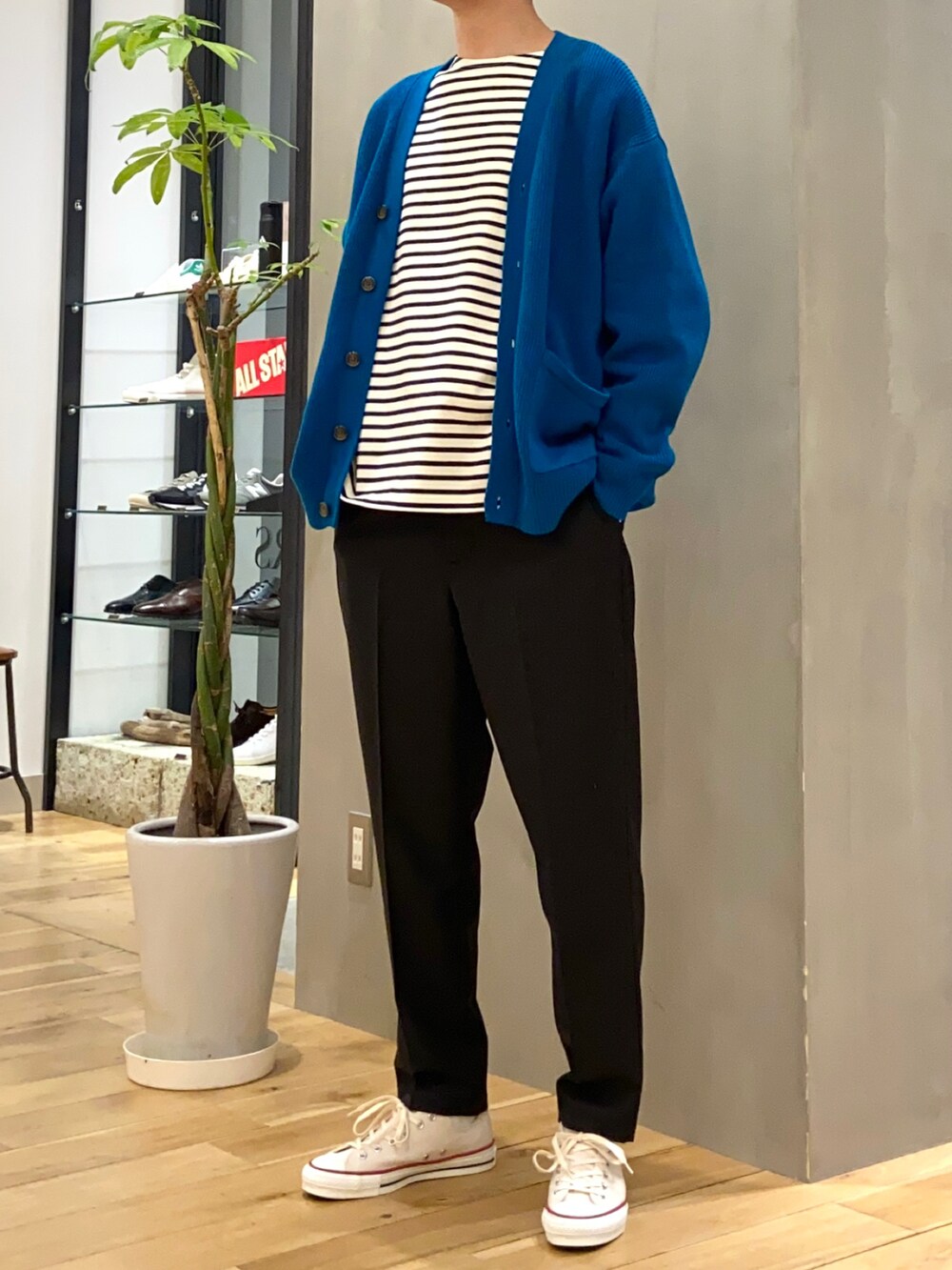 ブルー系のカーディガン/ボレロ、ブルー系のTシャツ/カットソー、ブラック系のその他パンツを着用したメンズの春コーディネートの4枚目の写真