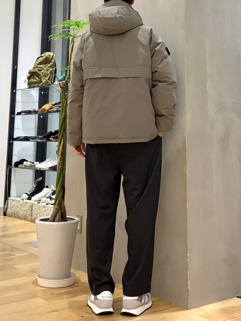 ホワイト系のスウェット、グレー系のその他パンツを着用したメンズの冬コーディネートの4枚目の写真