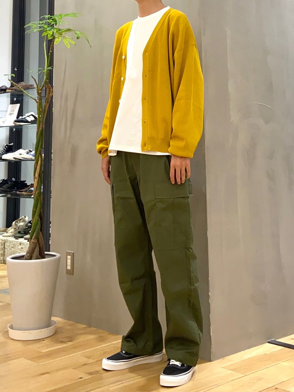 イエロー系のカーディガン/ボレロ、ホワイト系のTシャツ/カットソー、グリーン系のその他パンツを着用したメンズの秋コーディネートの2枚目の写真