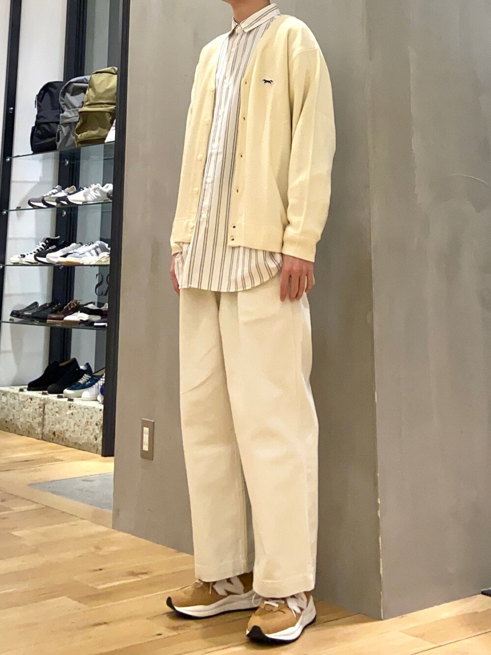 ホワイト系のカーディガン/ボレロ、ホワイト系のその他パンツ、ホワイト系のシャツ/ブラウスを着用したメンズの春コーディネートの3枚目の写真