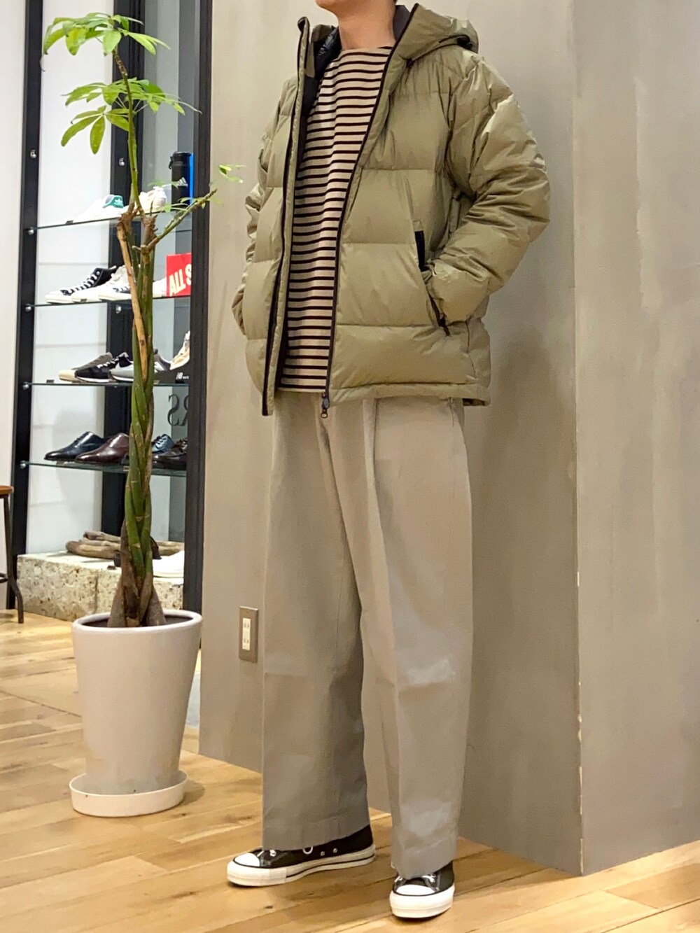 グリーン系のダウンジャケット/コート、ブラック系のTシャツ/カットソー、グレー系のその他パンツを着用したメンズの冬コーディネートの4枚目の写真