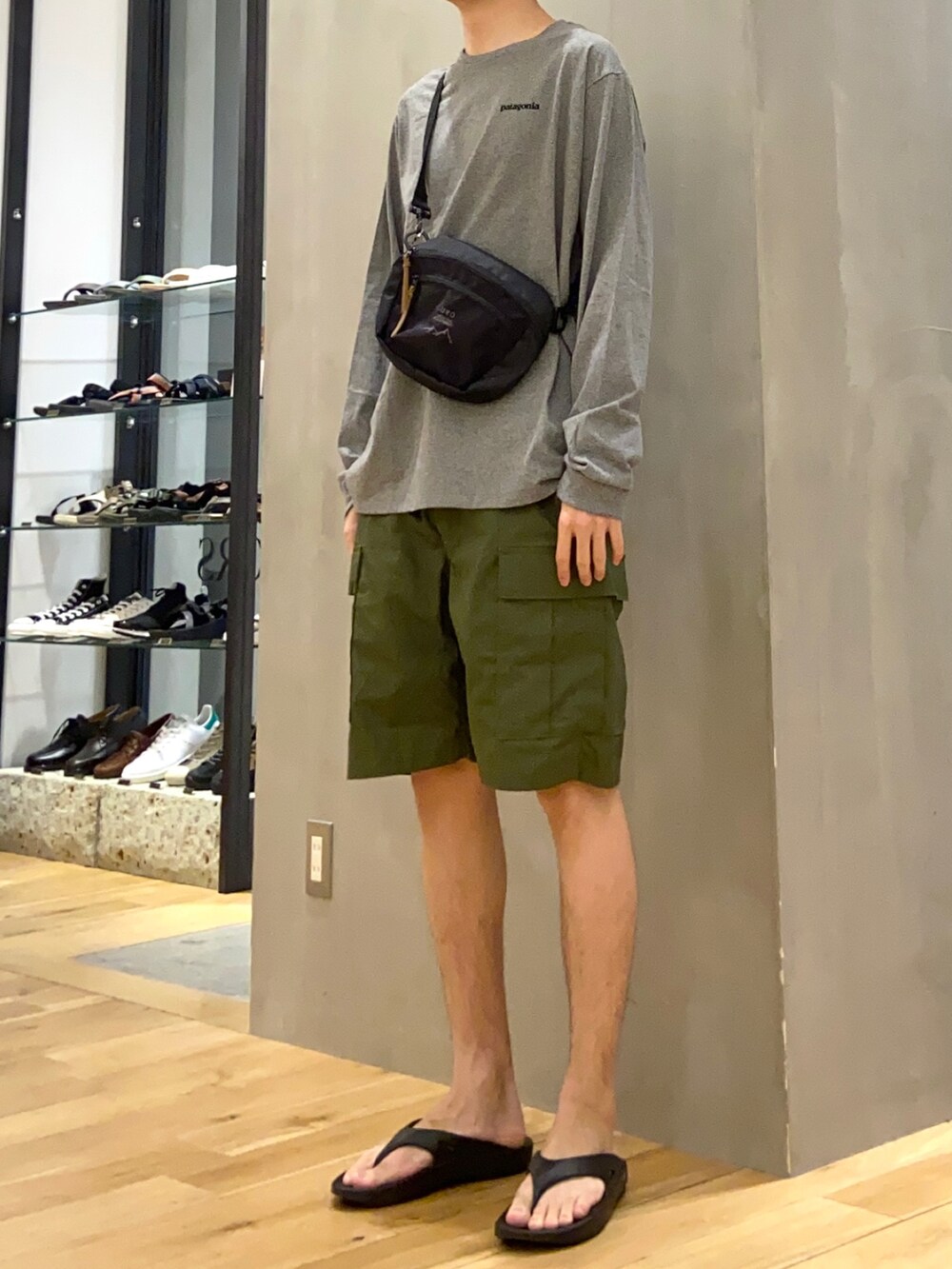 ブラック系のショルダーバッグ、ブラック系のサンダル、グリーン系のその他パンツを着用したメンズの春コーディネートの3枚目の写真