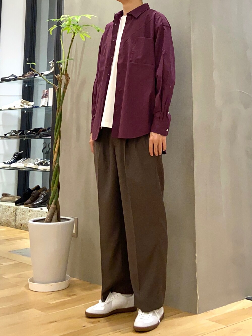 レッド系のシャツ/ブラウス、グリーン系のTシャツ/カットソー、ホワイト系のスニーカーを着用したメンズの秋コーディネートの3枚目の写真