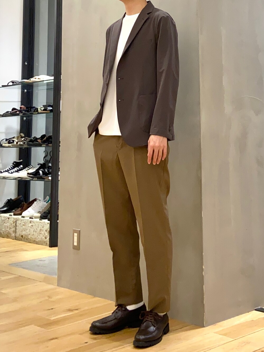 グリーン系のスーツジャケット、ホワイト系のTシャツ/カットソー、ブラウン系のその他シューズを着用したメンズの夏コーディネートの2枚目の写真