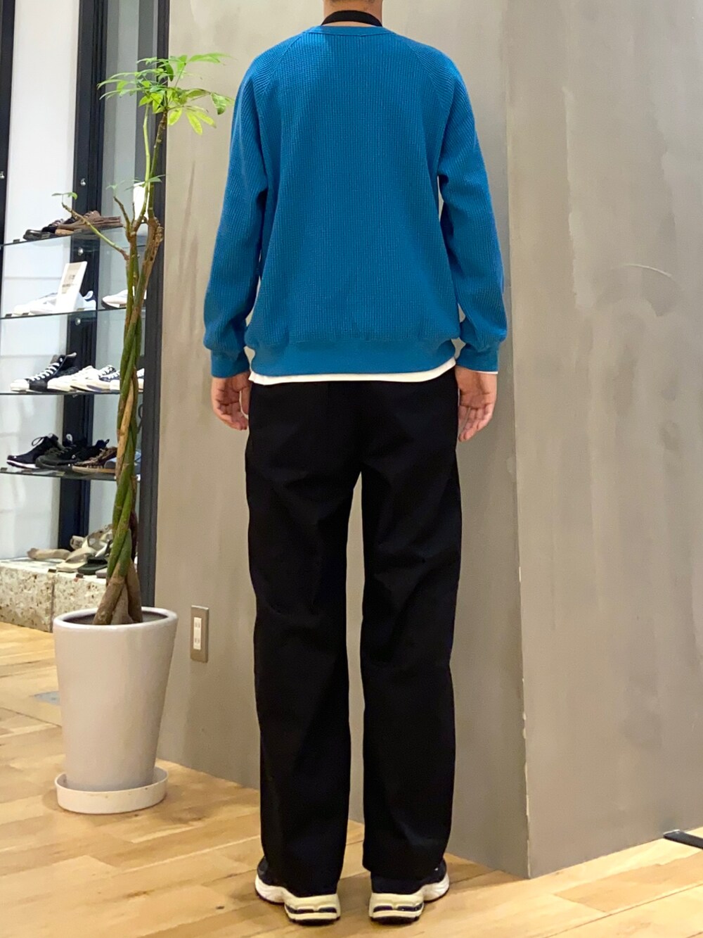 ブルー系のTシャツ/カットソー、パープル系のショルダーバッグ、ホワイト系のTシャツ/カットソーを着用したメンズの秋コーディネートの4枚目の写真