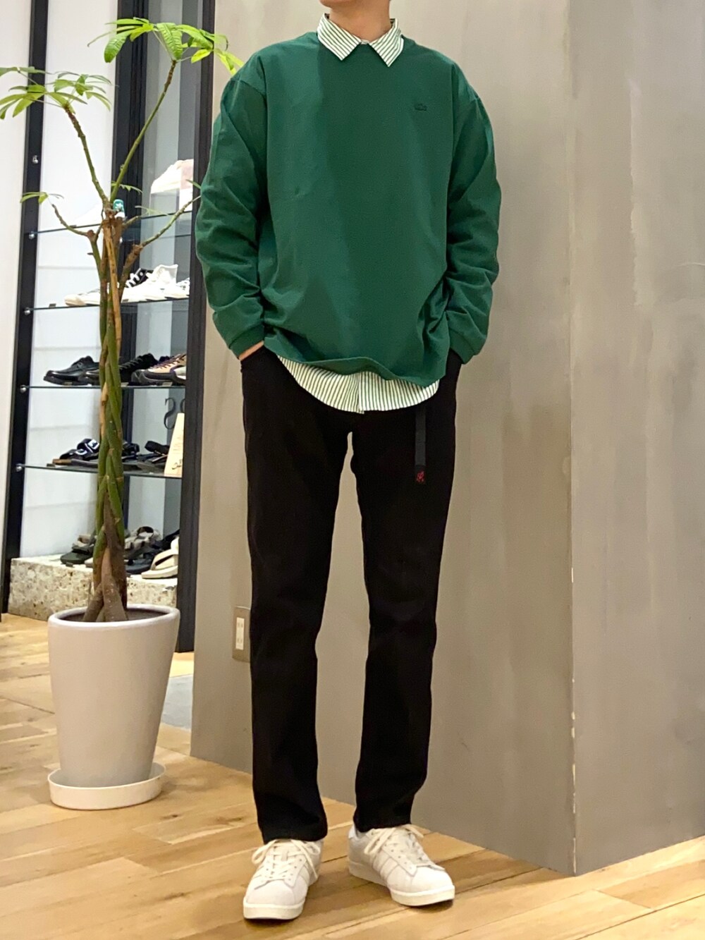 グリーン系のTシャツ/カットソー、グリーン系のシャツ/ブラウス、ブラック系のその他パンツを着用したメンズの春コーディネートの3枚目の写真