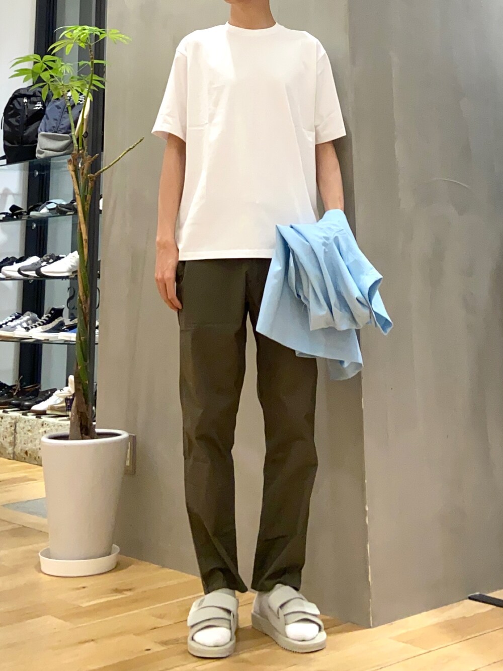 ブルー系のシャツ/ブラウス、ホワイト系のTシャツ/カットソー、グリーン系のその他パンツを着用したメンズの春コーディネートの2枚目の写真
