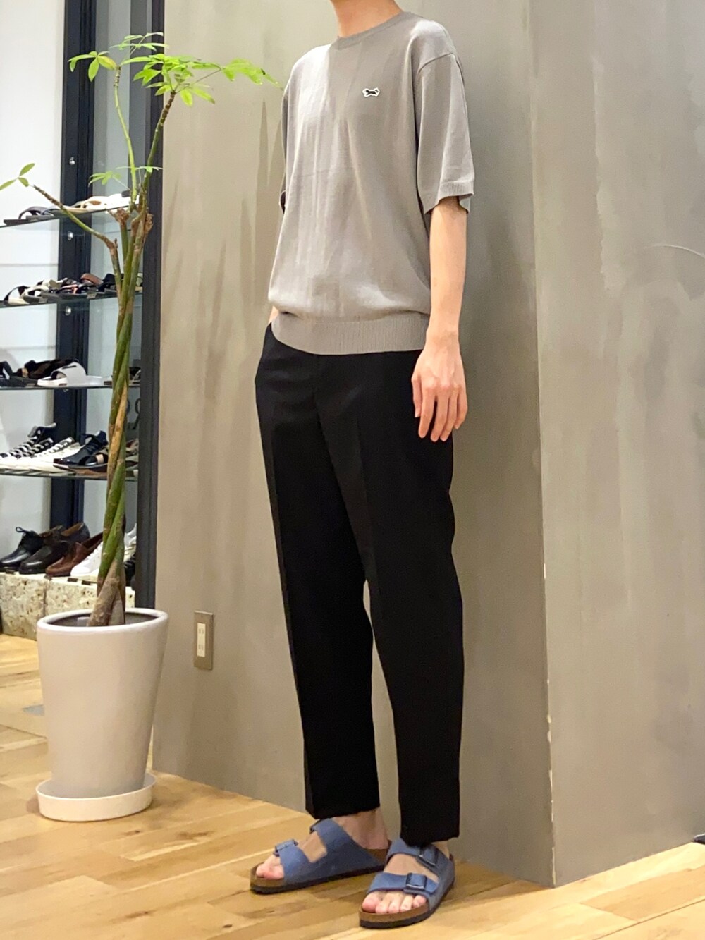 グレー系のTシャツ/カットソー、ブラック系のその他パンツ、ブルー系のサンダルを着用したメンズの夏コーディネートの2枚目の写真