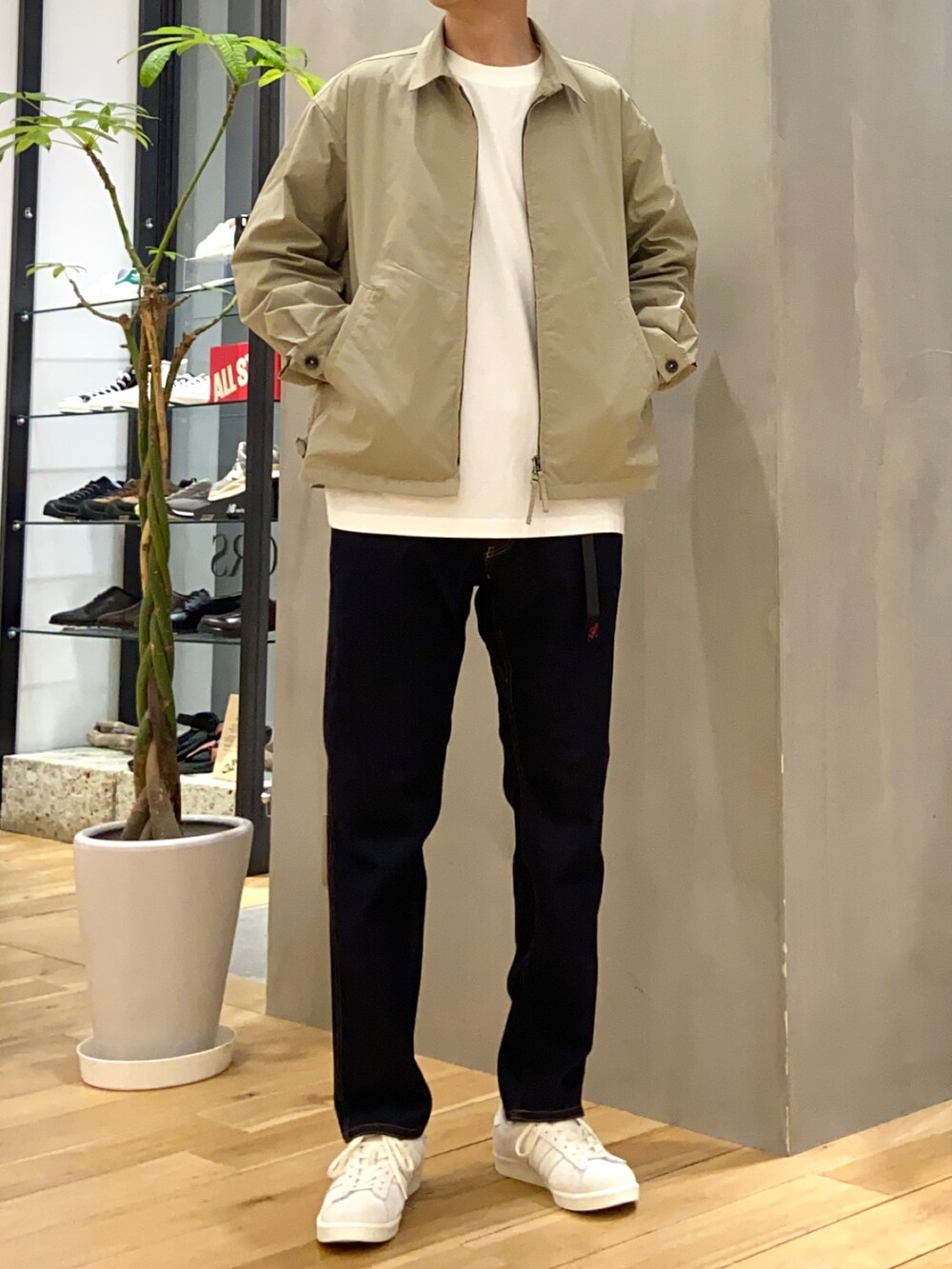 ベージュ系のブルゾン、グレー系のTシャツ/カットソー、ブルー系のその他パンツを着用したメンズの春コーディネートの4枚目の写真