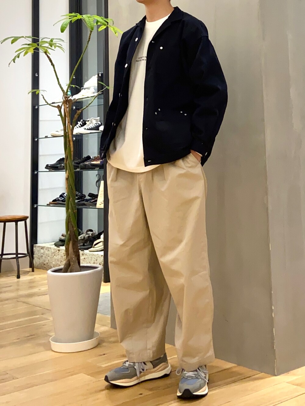 ブラック系のその他アウター、ホワイト系のTシャツ/カットソー、ベージュ系のその他パンツを着用したメンズの春コーディネートの4枚目の写真