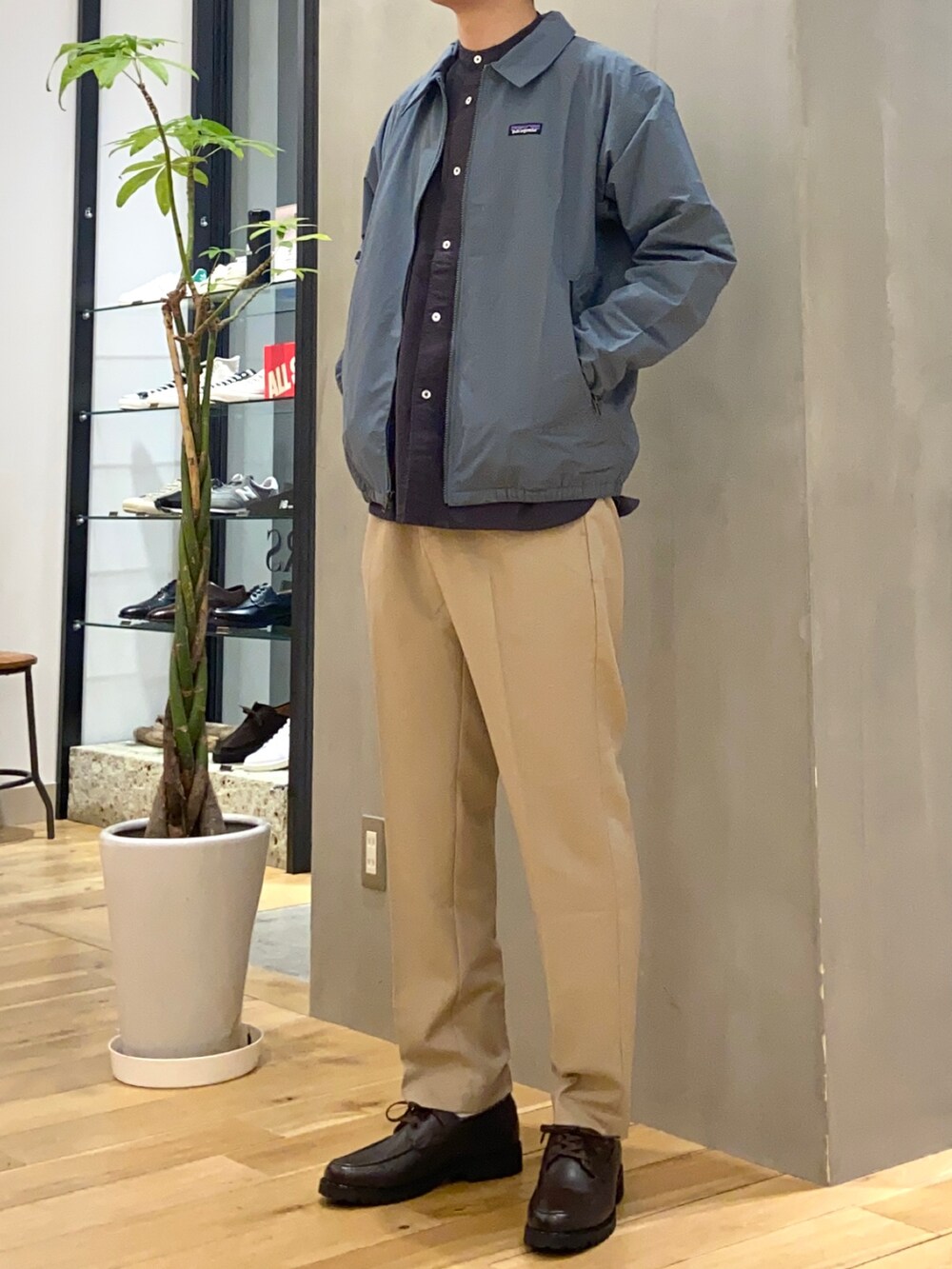 グレー系のシャツ/ブラウス、ベージュ系のその他パンツ、ブラウン系のその他シューズを着用したメンズの春コーディネートの2枚目の写真