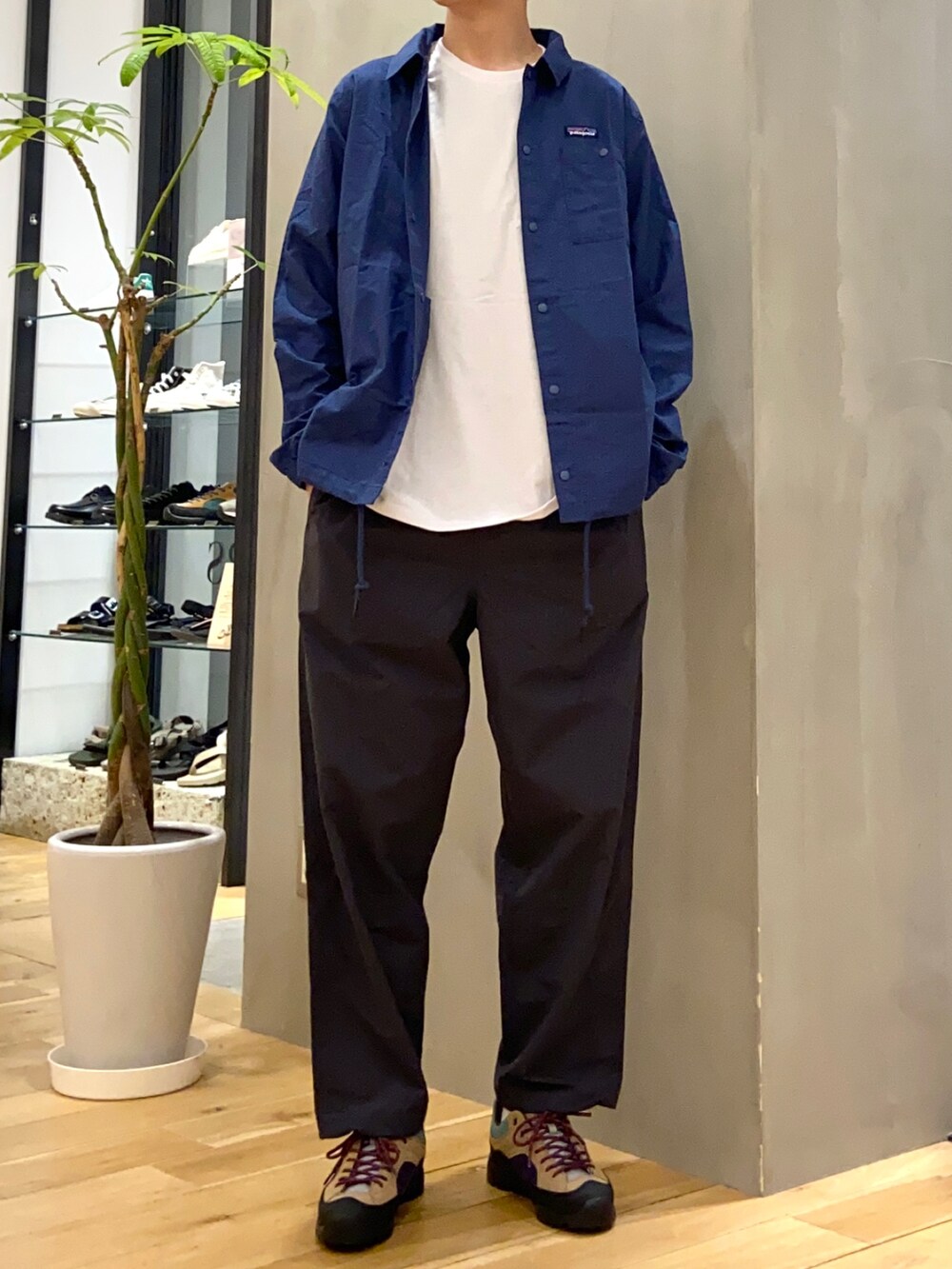 グレー系のその他パンツ、その他のその他、その他のその他を着用したメンズの春コーディネートの3枚目の写真