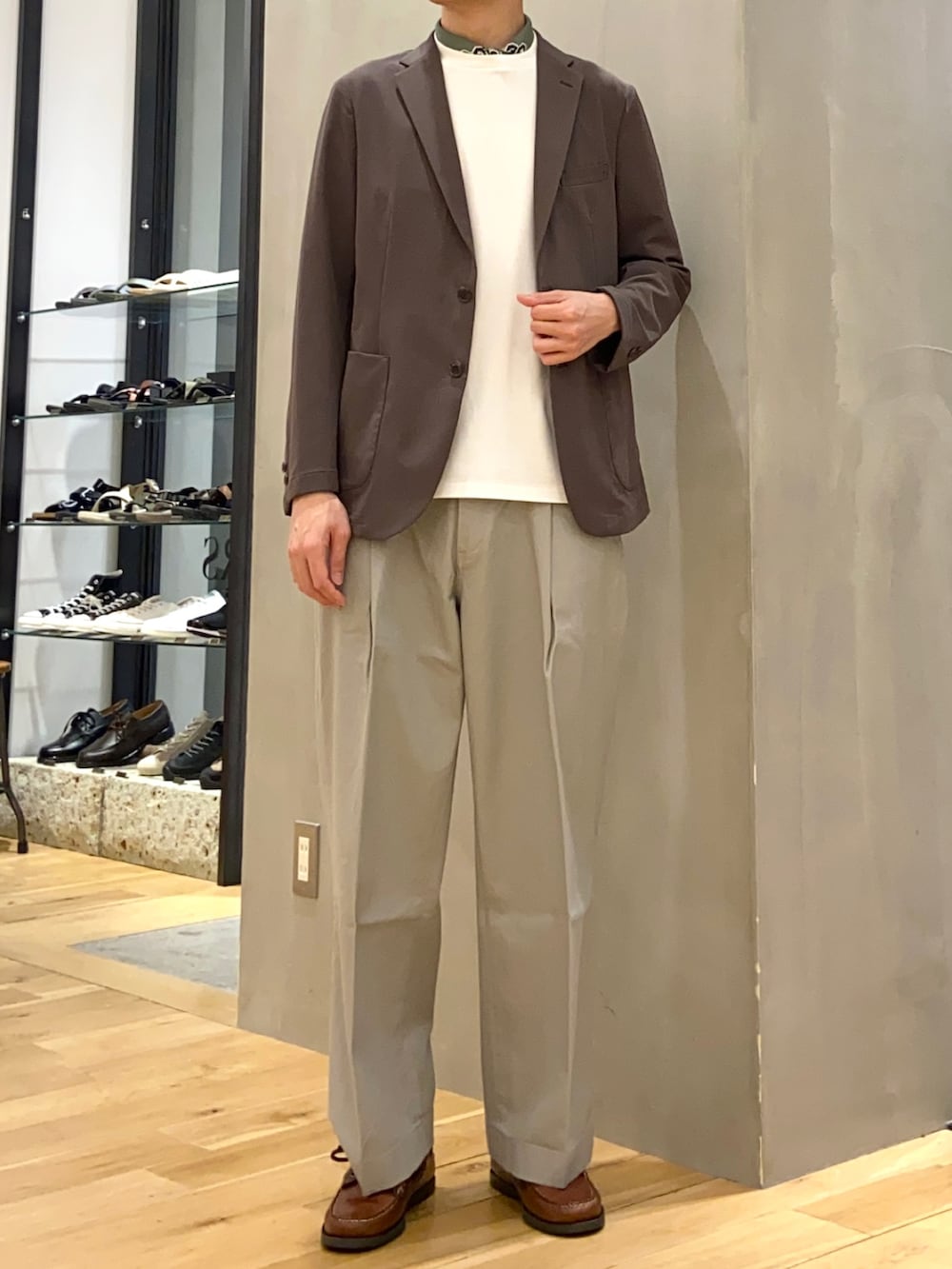 グリーン系のスーツジャケット、ホワイト系のその他パンツ、ホワイト系のTシャツ/カットソーを着用したメンズの春コーディネートの2枚目の写真