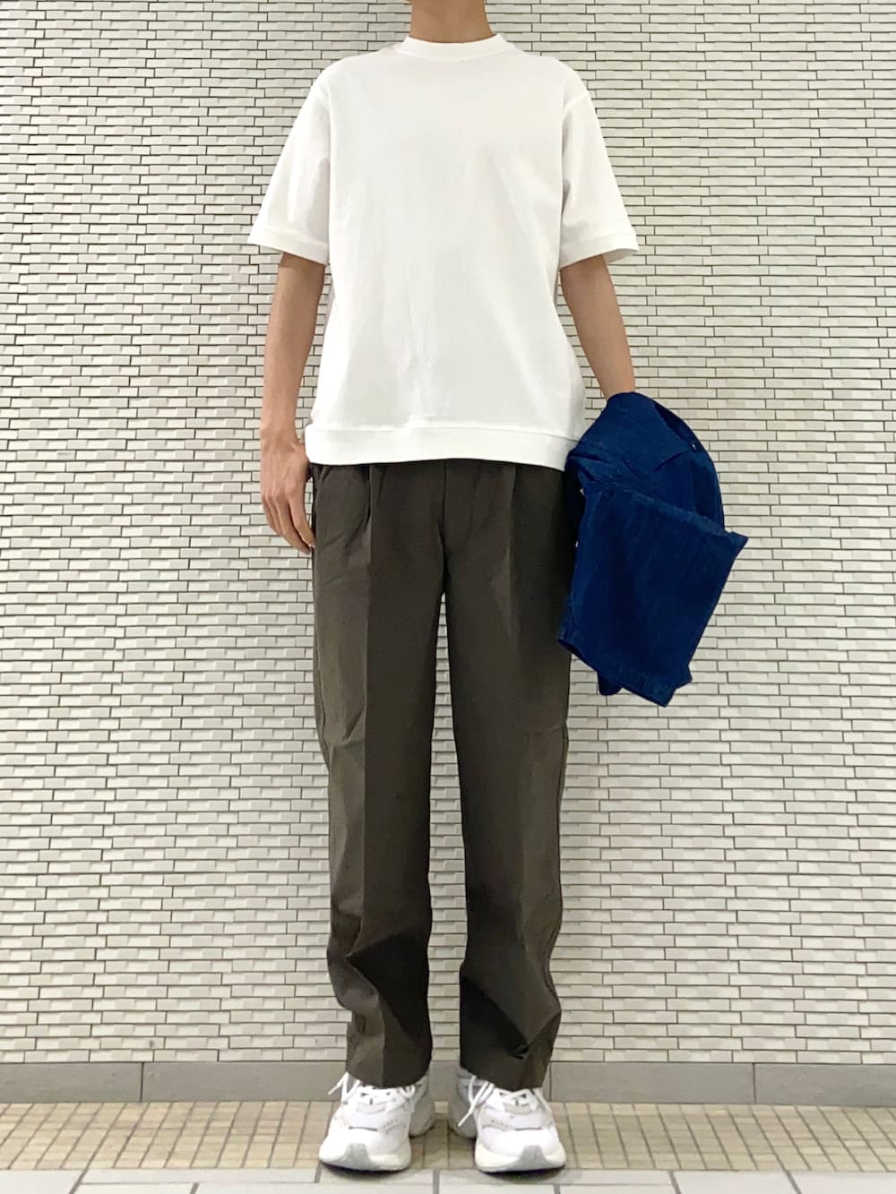 ブルー系のシャツ/ブラウス、ホワイト系のTシャツ/カットソー、グリーン系のその他パンツを着用したメンズの春コーディネートの2枚目の写真