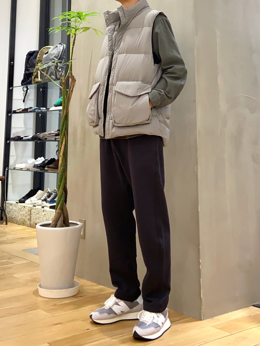 グレー系のダウンベスト、グリーン系のシャツ/ブラウス、グレー系のその他パンツを着用したメンズの秋コーディネートの2枚目の写真