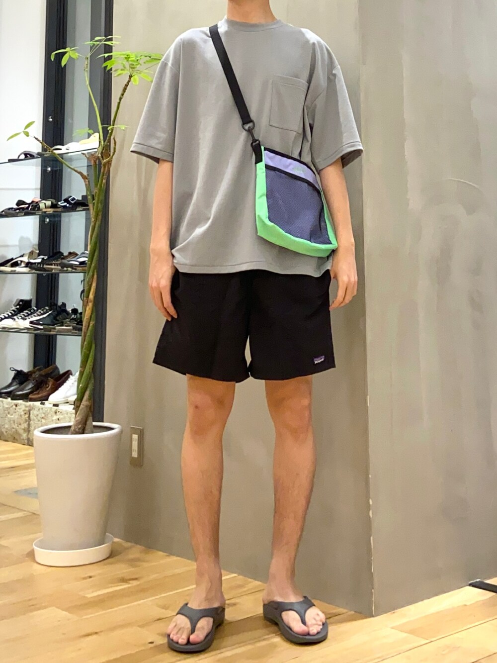 ブルー系のTシャツ/カットソー、グレー系のサンダル、ブルー系のその他を着用したメンズの夏コーディネートの3枚目の写真