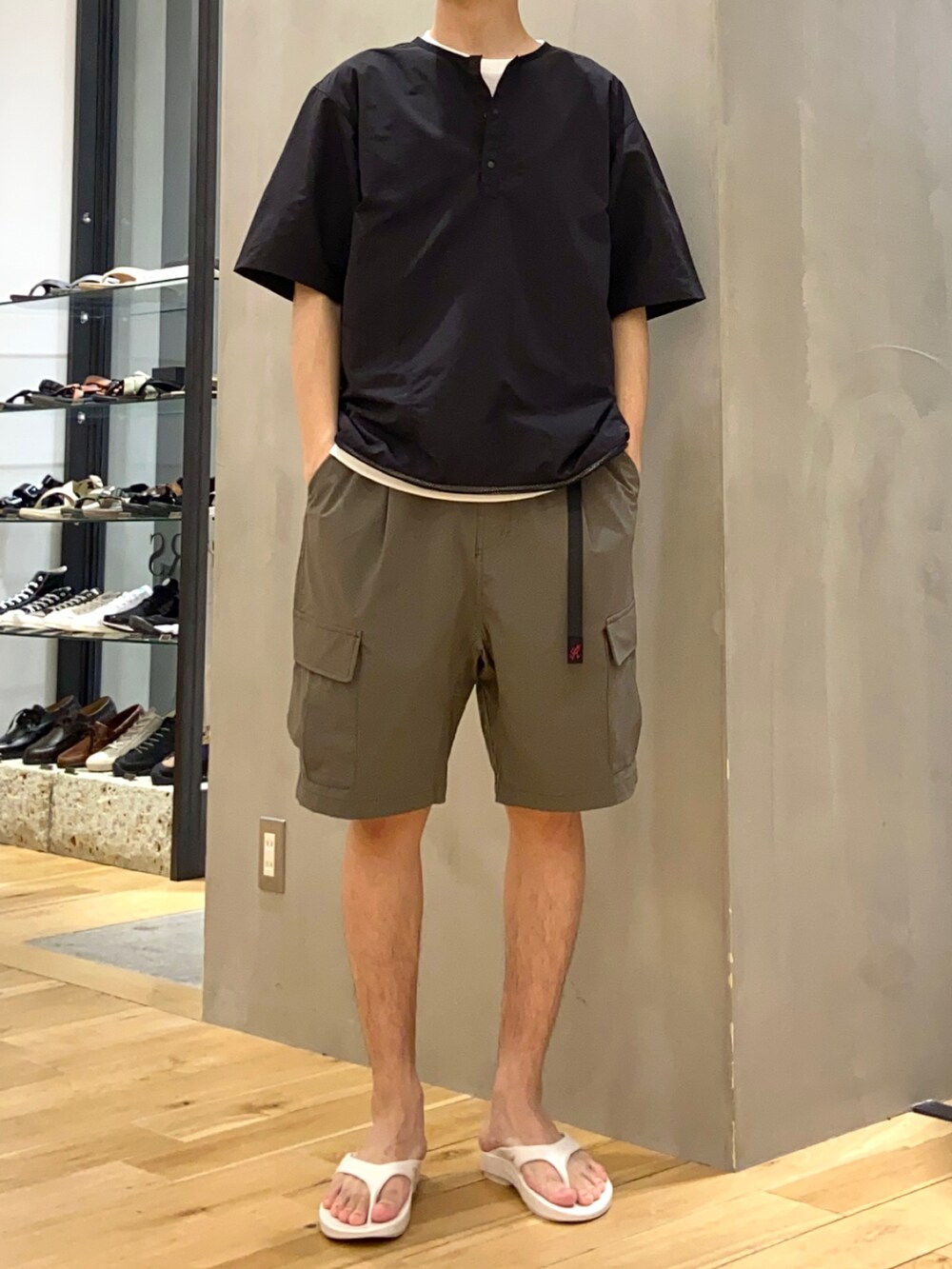 ブラック系のTシャツ/カットソー、ホワイト系のTシャツ/カットソー、グリーン系のカーゴパンツを着用したメンズの春コーディネートの4枚目の写真