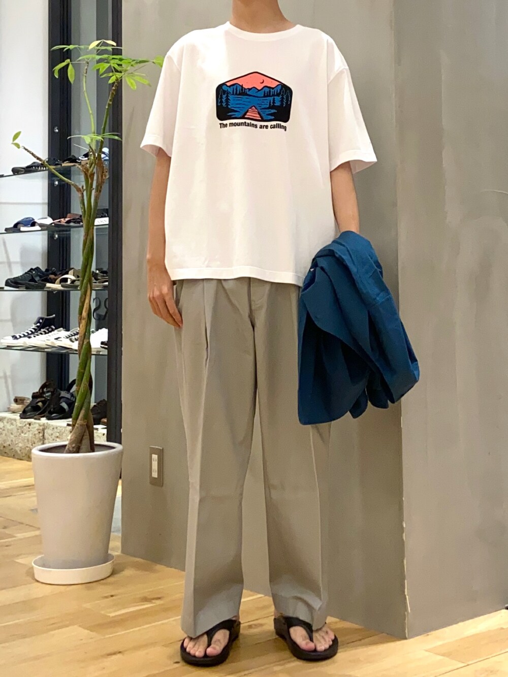 グリーン系のシャツ/ブラウス、ホワイト系のTシャツ/カットソー、グレー系のその他パンツを着用したメンズの夏コーディネートの2枚目の写真