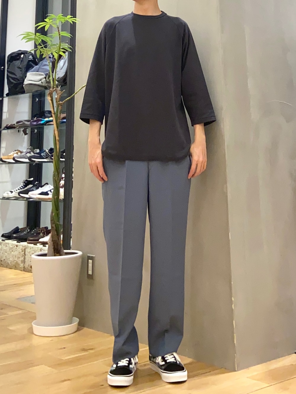 ブラック系のブルゾン、ブラック系のTシャツ/カットソー、ブルー系のその他パンツを着用したメンズの春コーディネートの2枚目の写真