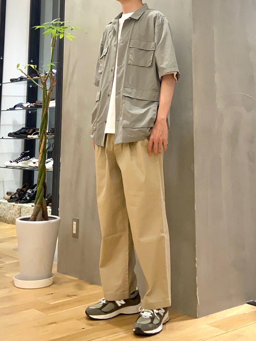 グリーン系のシャツ/ブラウス、ホワイト系のTシャツ/カットソー、ベージュ系のその他パンツを着用したメンズの夏コーディネートの3枚目の写真