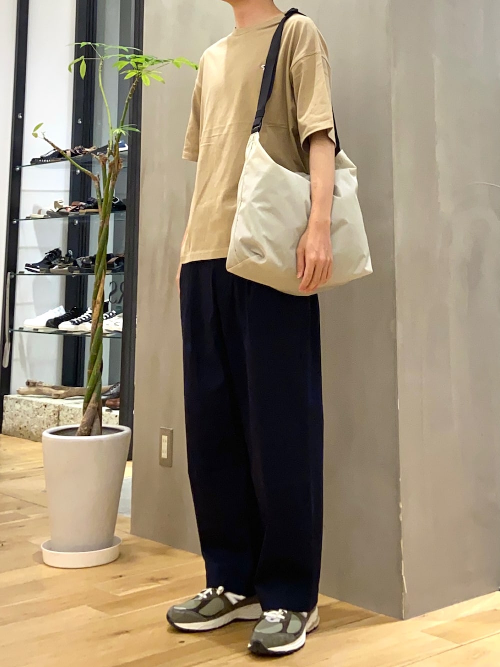 ベージュ系のTシャツ/カットソー、ブルー系のその他パンツを着用したメンズの夏コーディネートの2枚目の写真