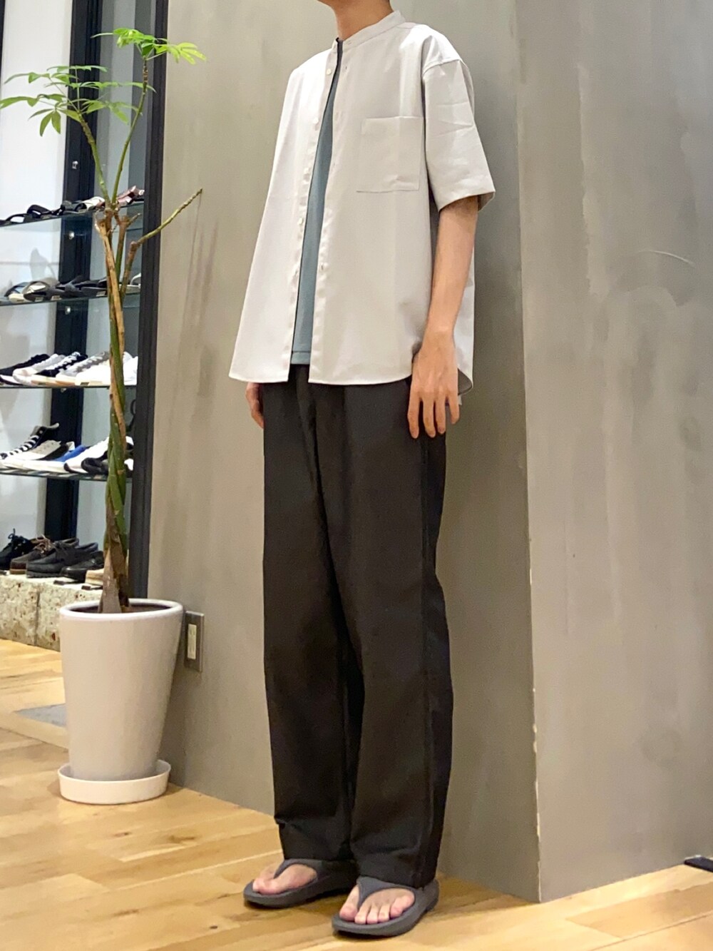 グレー系のシャツ/ブラウス、グリーン系のTシャツ/カットソー、ブラック系のその他パンツを着用したメンズの夏コーディネートの3枚目の写真