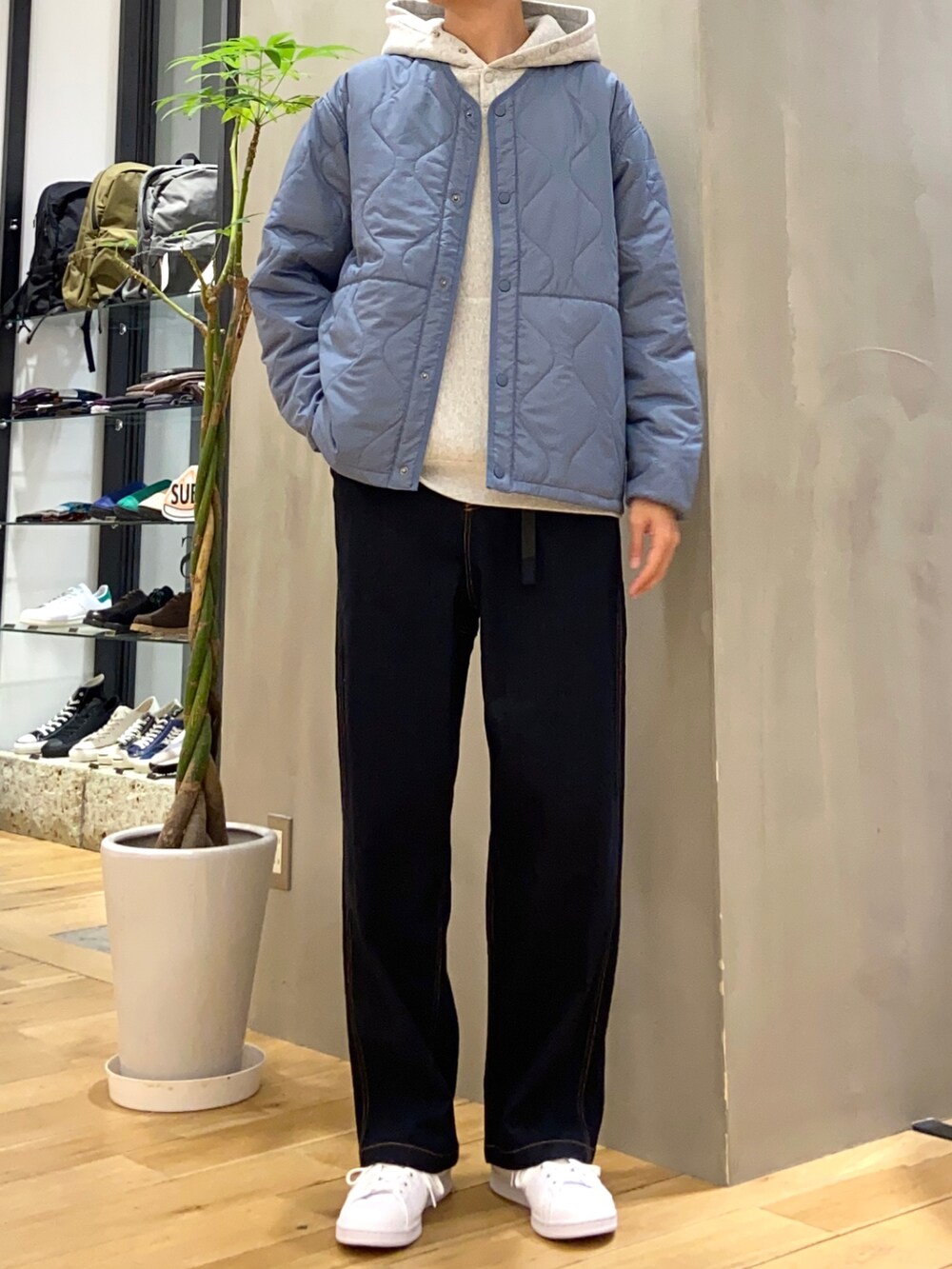 ブルー系のダウンジャケット/コート、グレー系のパーカー、ブルー系のその他パンツを着用したメンズの秋コーディネートの2枚目の写真
