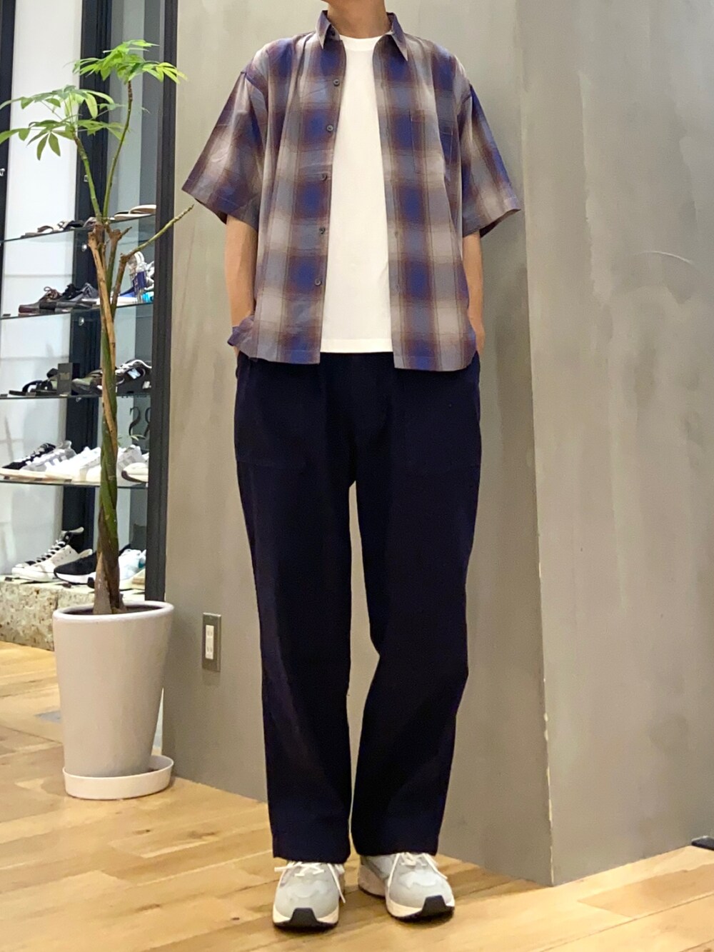 ブラウン系のシャツ/ブラウス、ホワイト系のTシャツ/カットソー、ブルー系のその他パンツを着用したメンズの秋コーディネートの3枚目の写真
