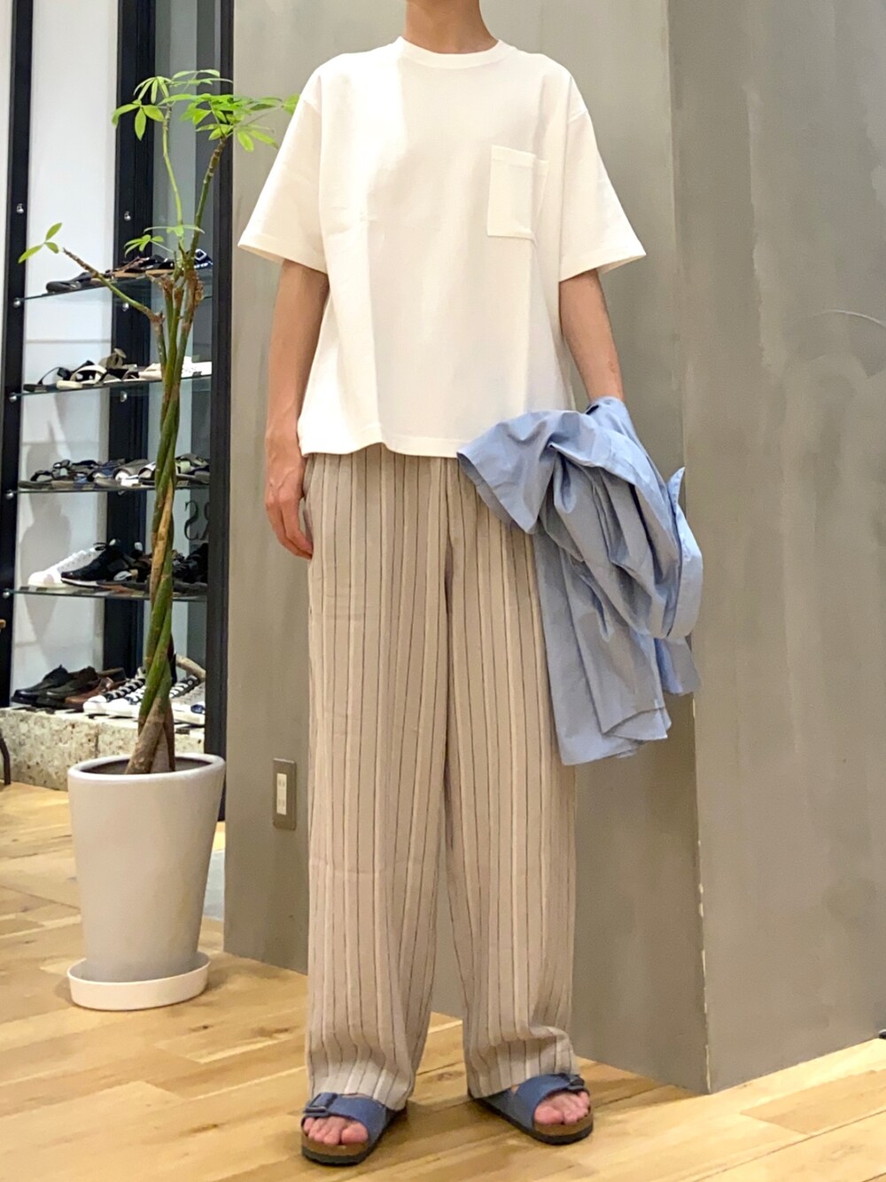 ブルー系のシャツ/ブラウス、ホワイト系のTシャツ/カットソー、ベージュ系のその他パンツを着用したメンズの夏コーディネートの2枚目の写真