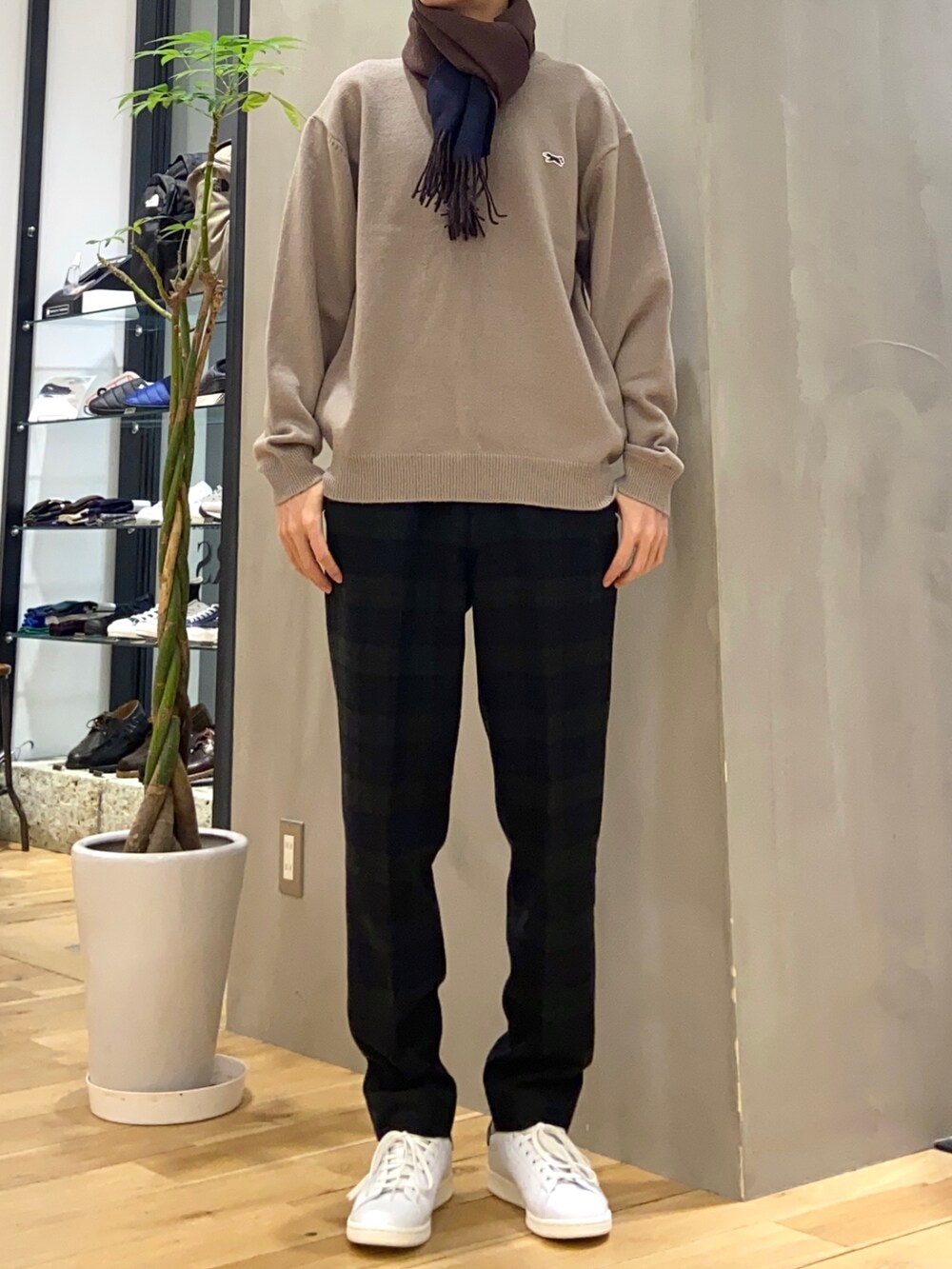 グリーン系のダッフルコート、ブラック系のその他パンツ、ブラウン系のニット/セーターを着用したメンズの冬コーディネートの2枚目の写真