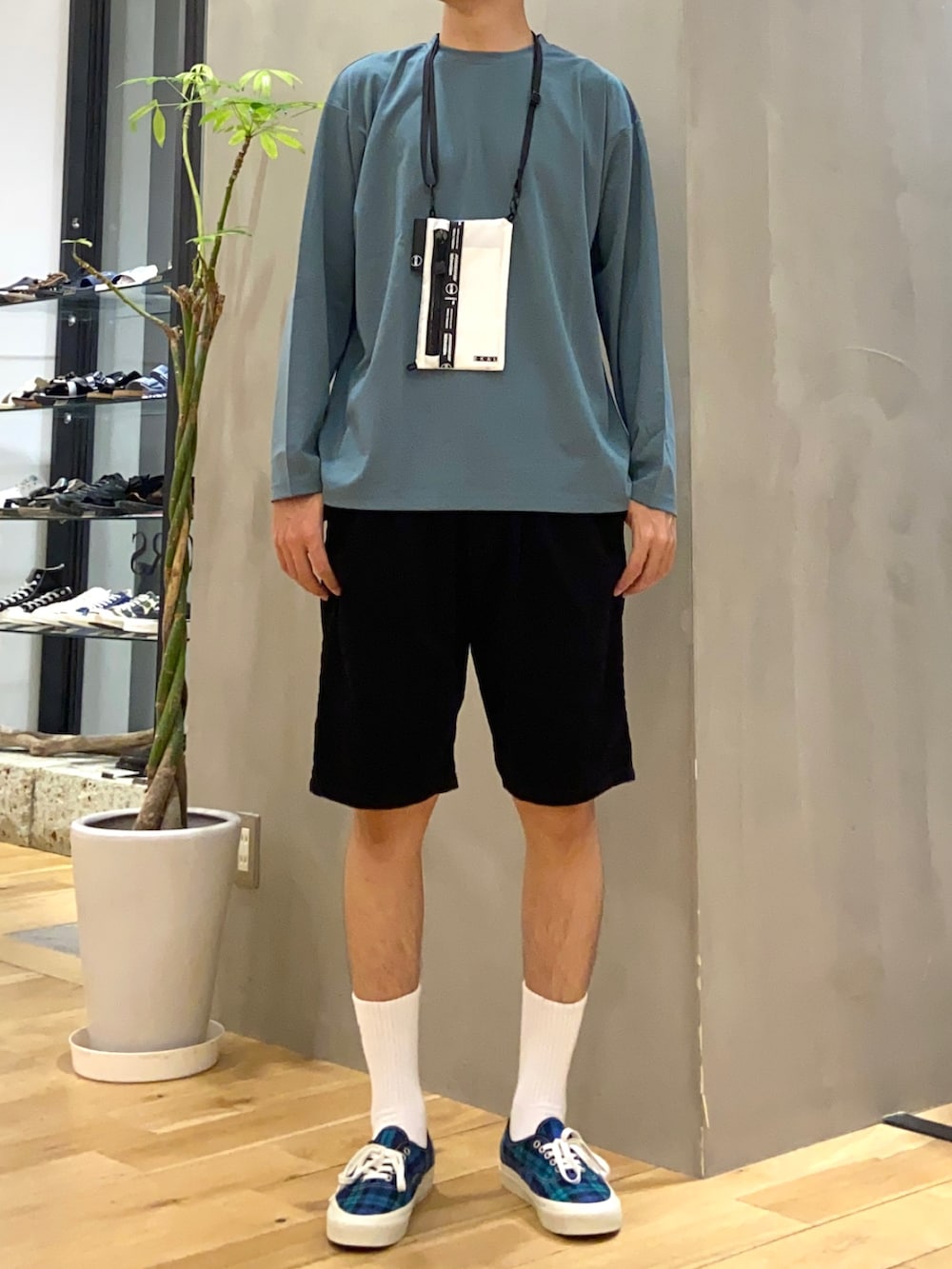 グリーン系のTシャツ/カットソー、ホワイト系のショルダーバッグ、ブラック系のその他パンツを着用したメンズの夏コーディネートの2枚目の写真