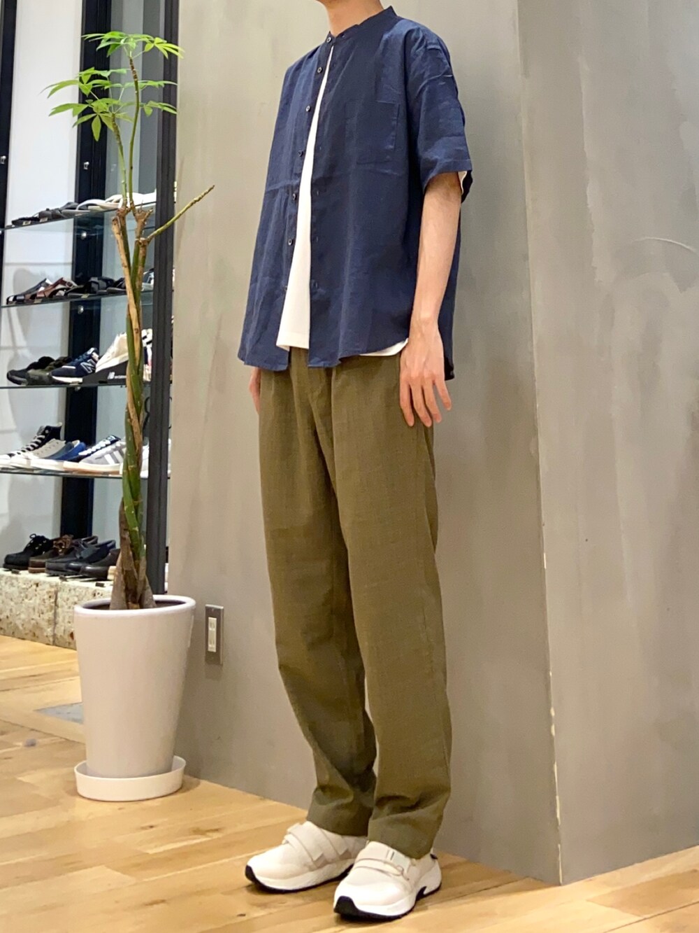 ブルー系のシャツ/ブラウス、ホワイト系のTシャツ/カットソー、グリーン系のその他パンツを着用したメンズの春コーディネートの3枚目の写真