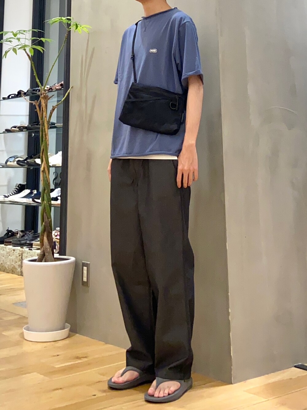 ブルー系のTシャツ/カットソー、ブラック系のその他パンツ、グレー系のサンダルを着用したメンズの夏コーディネートの2枚目の写真