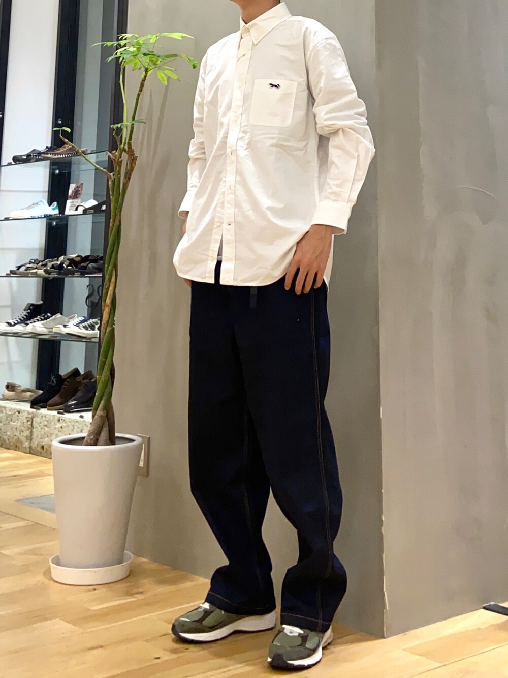 ホワイト系のシャツ/ブラウス、グレー系のTシャツ/カットソー、ブルー系のその他パンツを着用したメンズの夏コーディネートの3枚目の写真