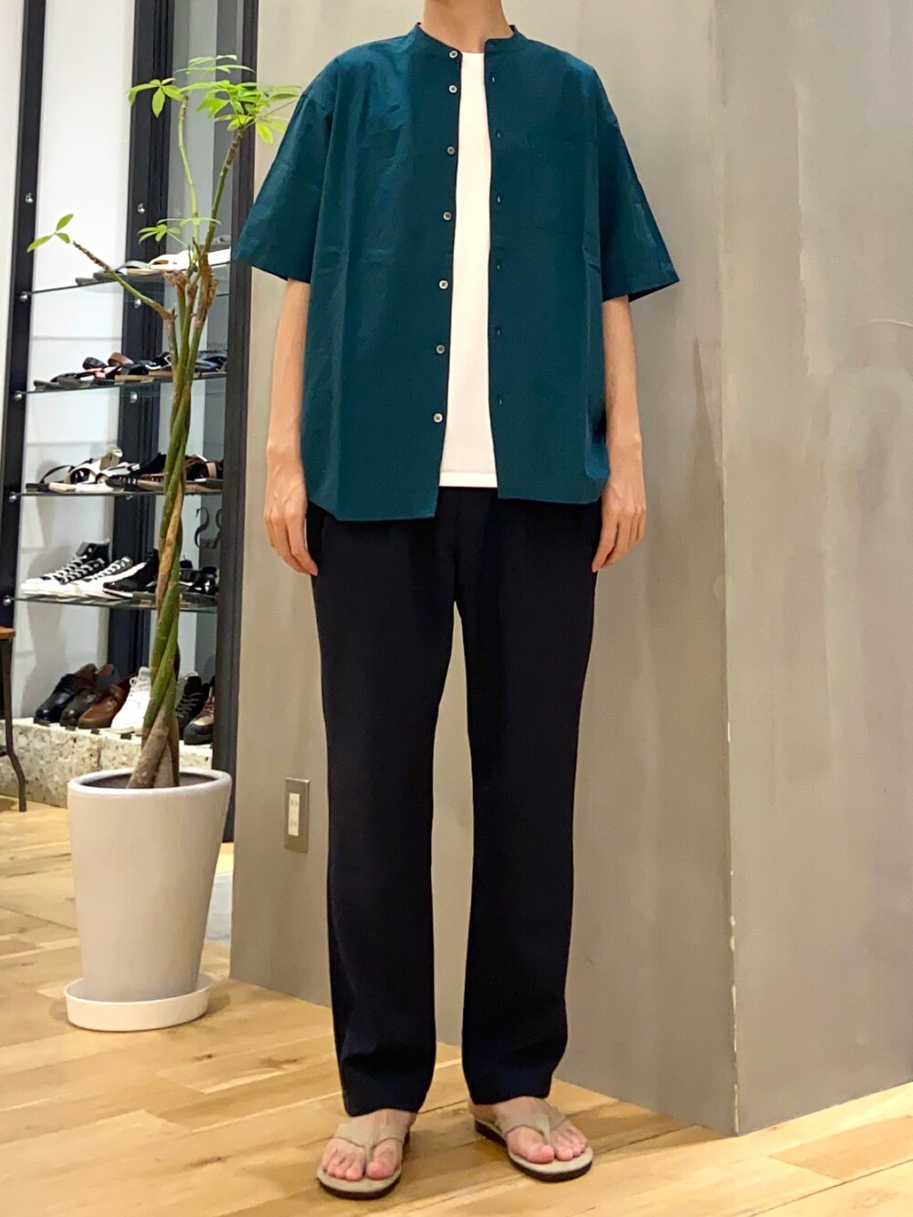 グリーン系のシャツ/ブラウス、ホワイト系のTシャツ/カットソー、ベージュ系のサンダルを着用したメンズの夏コーディネートの3枚目の写真