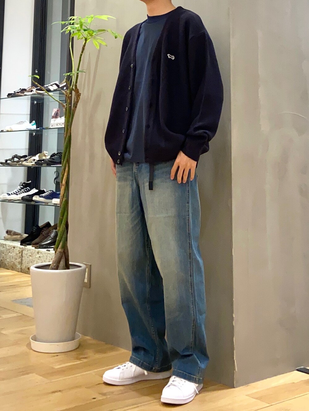 ブルー系のカーディガン/ボレロ、ブルー系のTシャツ/カットソー、ブルー系のその他パンツを着用したメンズの秋コーディネートの2枚目の写真