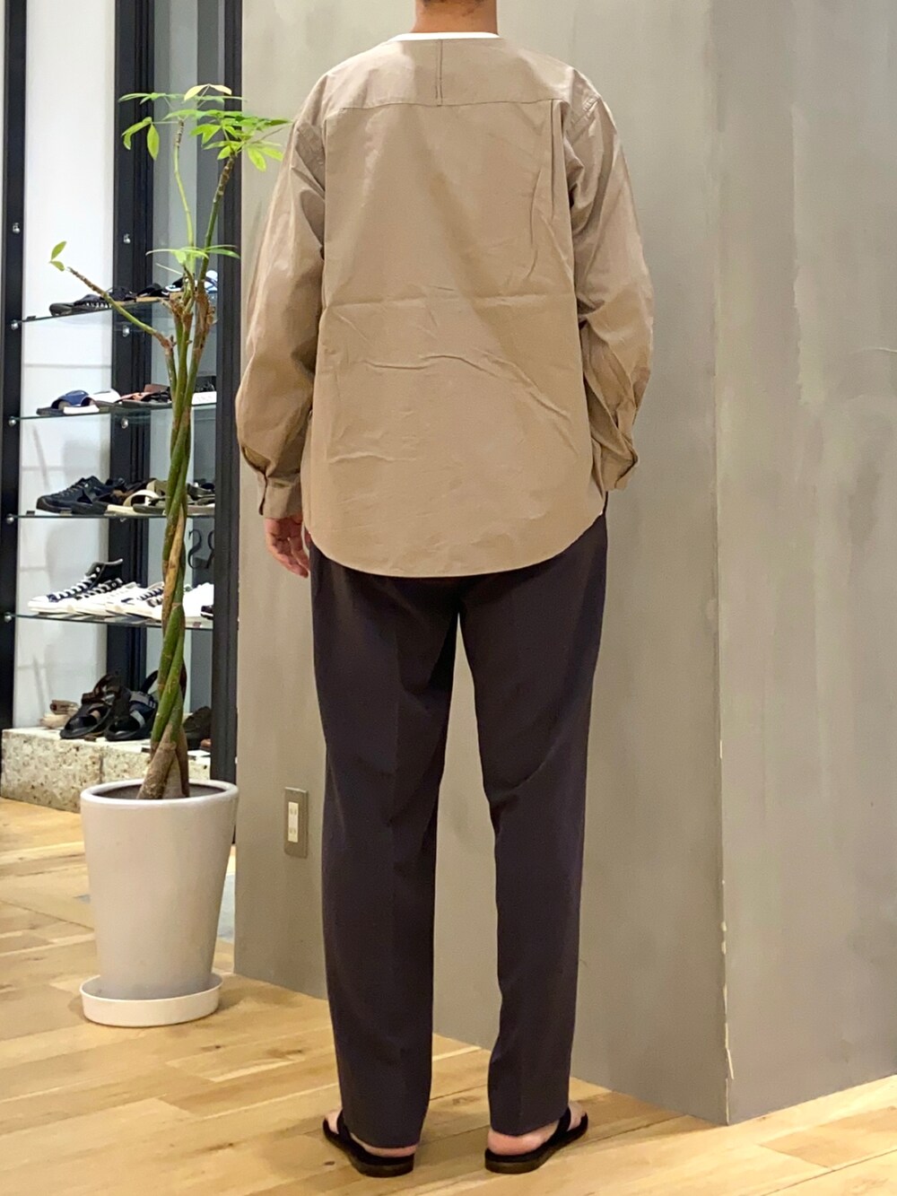 ベージュ系のシャツ/ブラウス、ホワイト系のTシャツ/カットソー、ブラック系のサンダルを着用したメンズの夏コーディネートの3枚目の写真