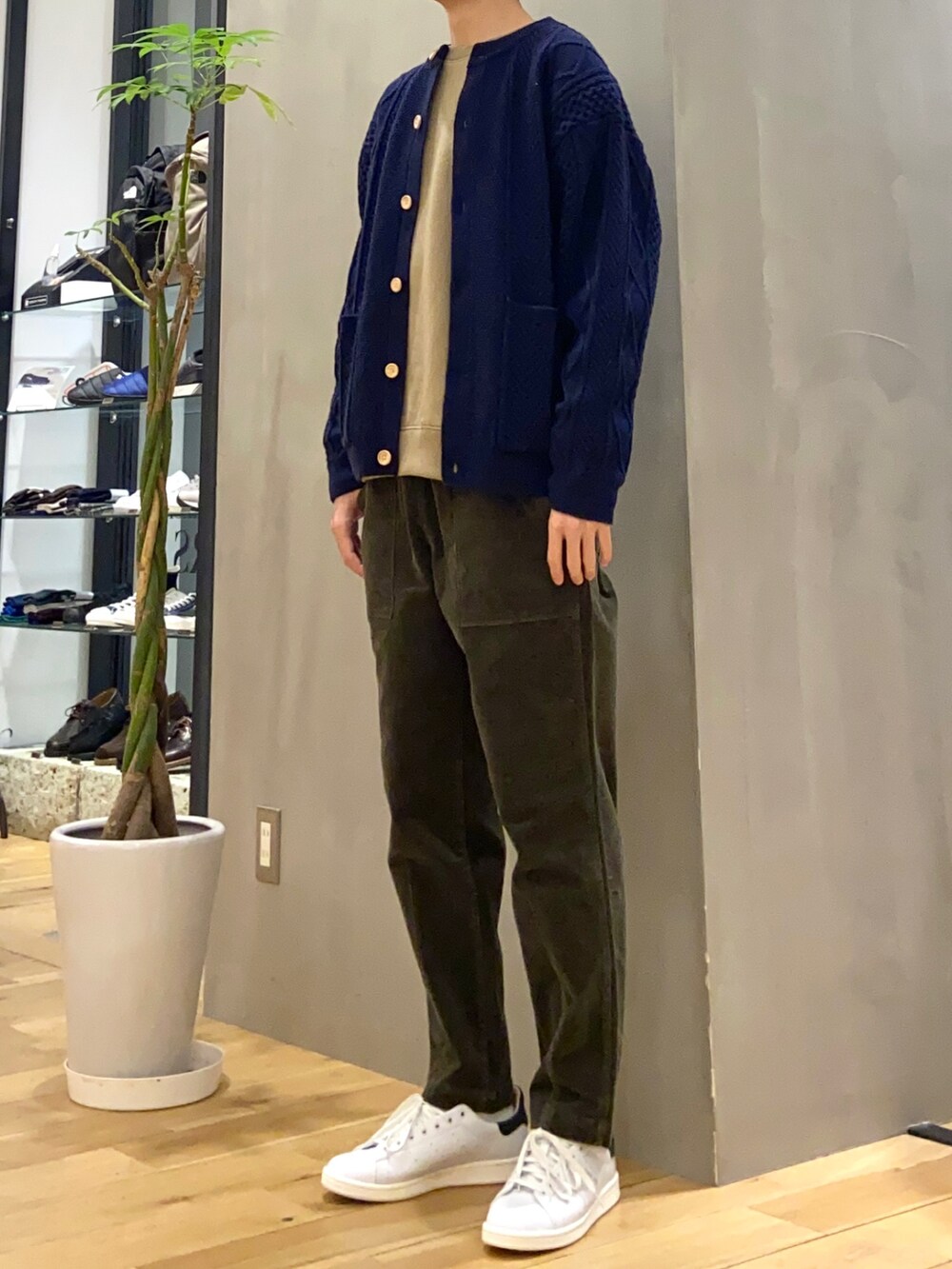 ブルー系のカーディガン/ボレロ、ベージュ系のスウェット、グリーン系のその他パンツを着用したメンズの冬コーディネートの3枚目の写真